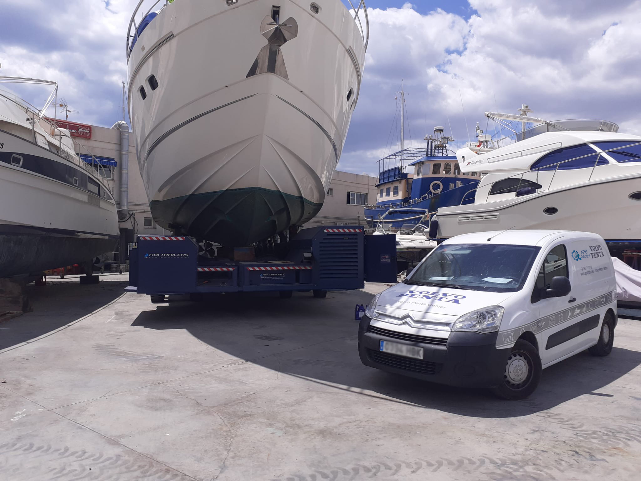 Fotografía motor barco y furgoneta.