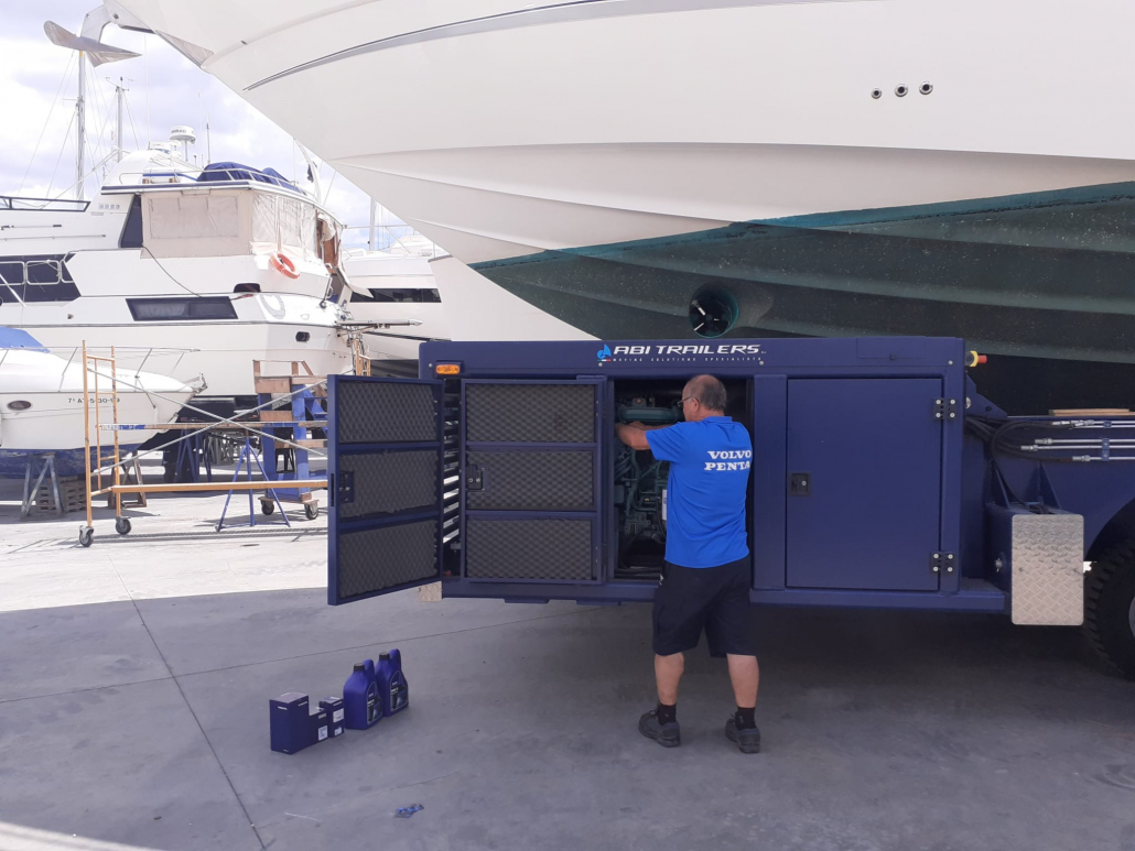 Nuestro mecánico trabajando en el motor.