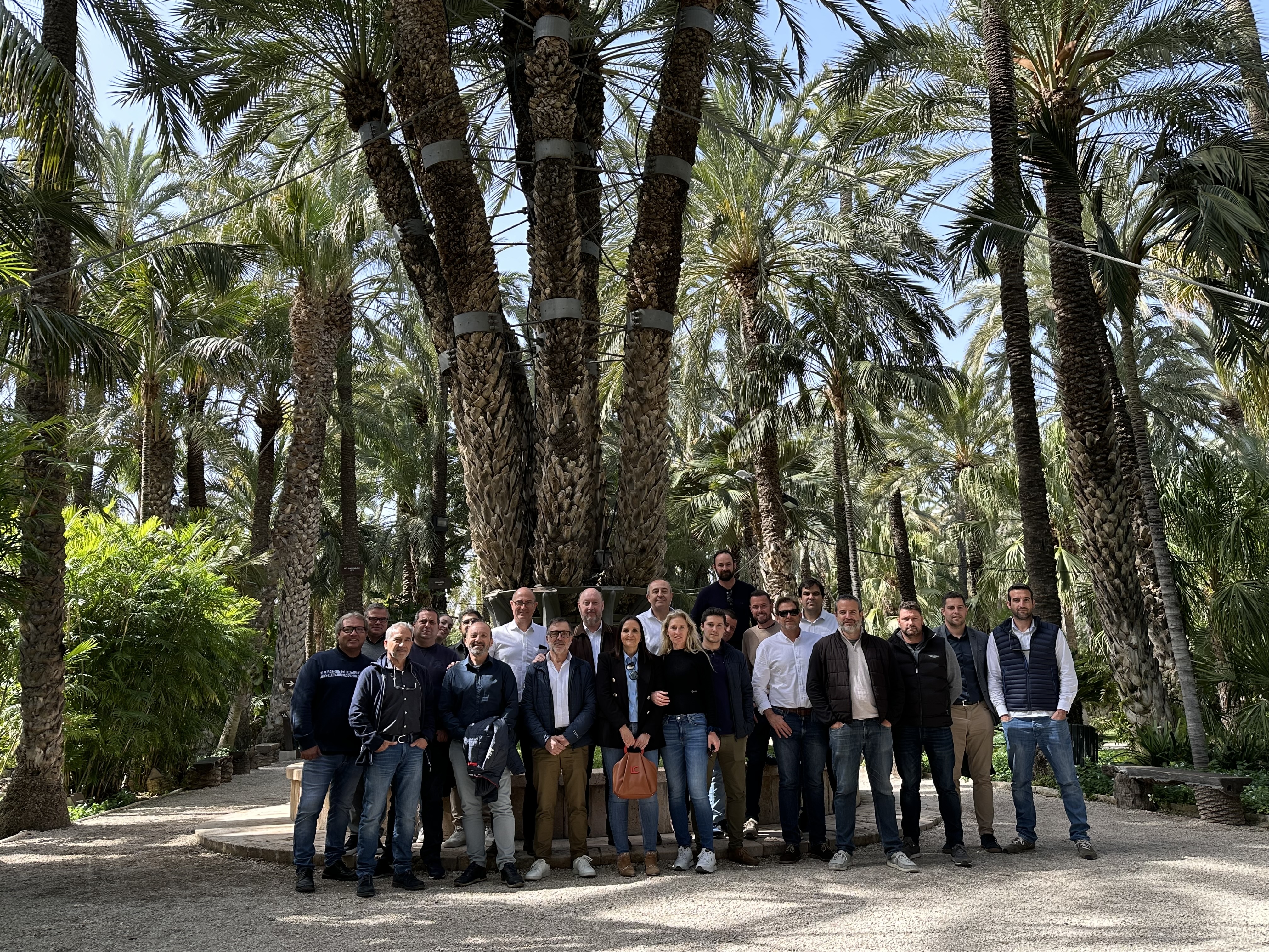 Asistentes a la reunion red de dealers junto a la palmera imperial del huerto del cura.